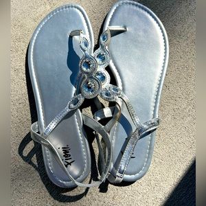 Woman’s metallic Sandals size 9.5